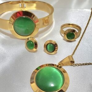 Elegant Gold and Green Jewelry Set